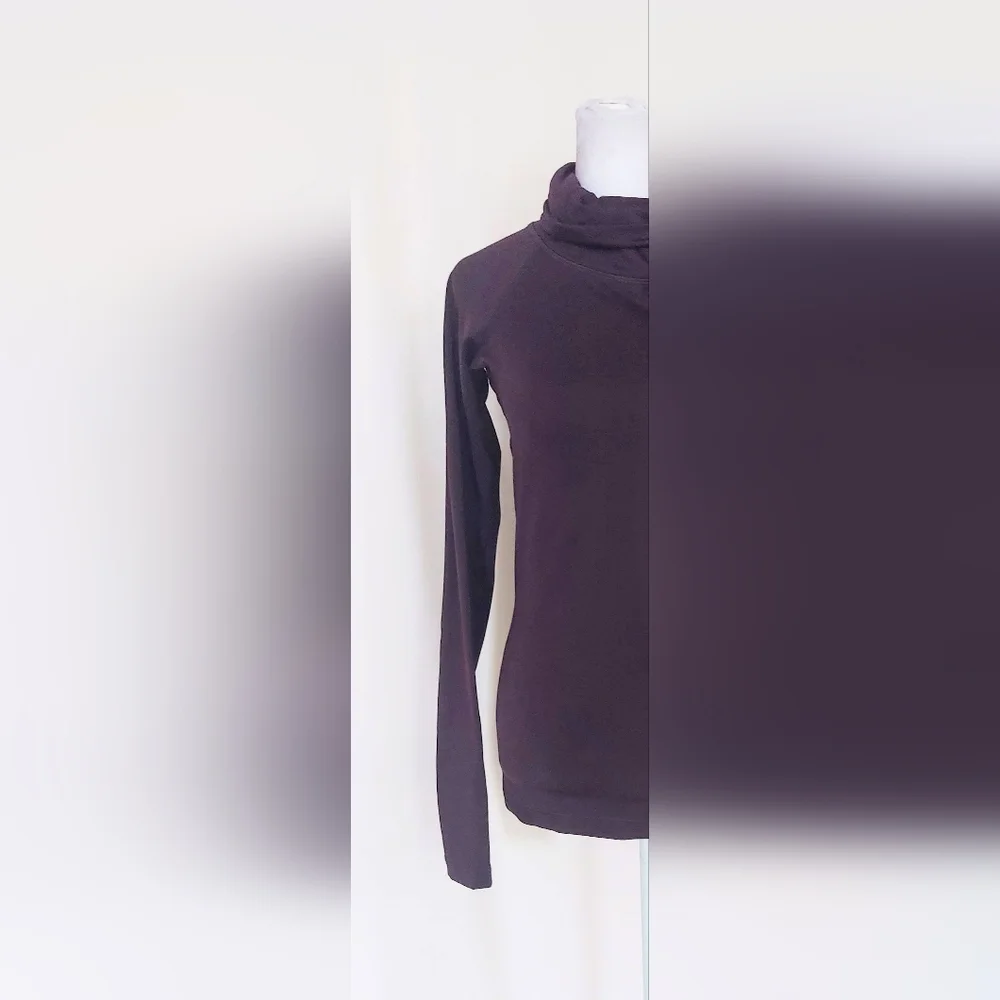 Nike Pro Drifit Small Athletic Run Base Layer Purple Mock Turtleneck Top Purple